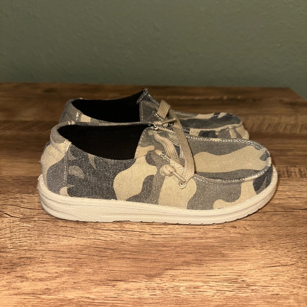 Mr. J Kids Camouflage Slip-On Shoes size 1Y - Picture 2 of 9
